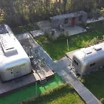 Kompleks wypoczynkowy Tin Town - Unieke Vintage Trailers & Vakantiehuisjes In De