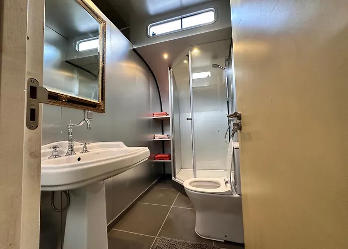 Tin Town - Unieke Vintage Trailers & Vakantiehuisjes In De *